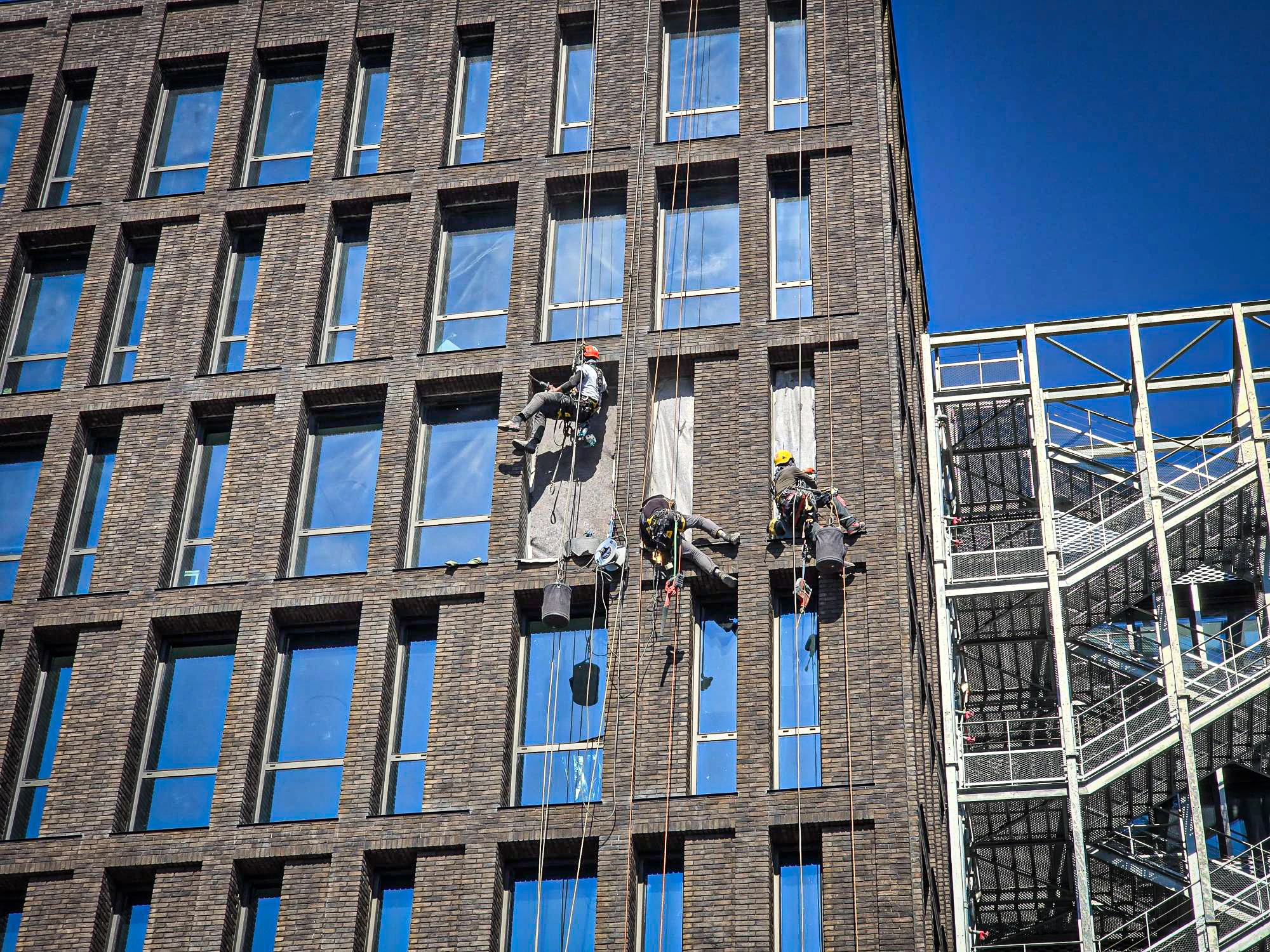 Découpe béton en façade pour finitions des menuiseries